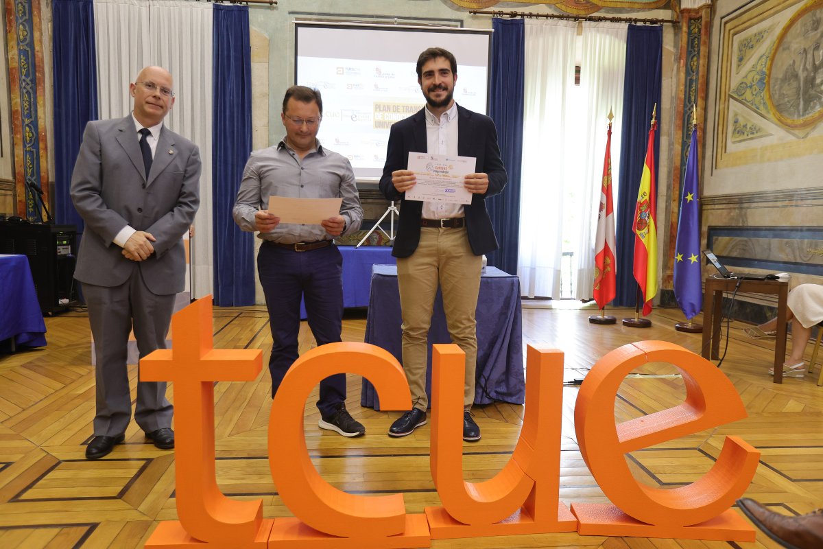 La #UVA obtiene tres reconocimientos en los Premios TCUE2021 ¡Enhorabuena a“Tenebrios Duero”, María Machimbarrena y Fernando Villafañe! ℹ️bit.ly/3xLnDDC