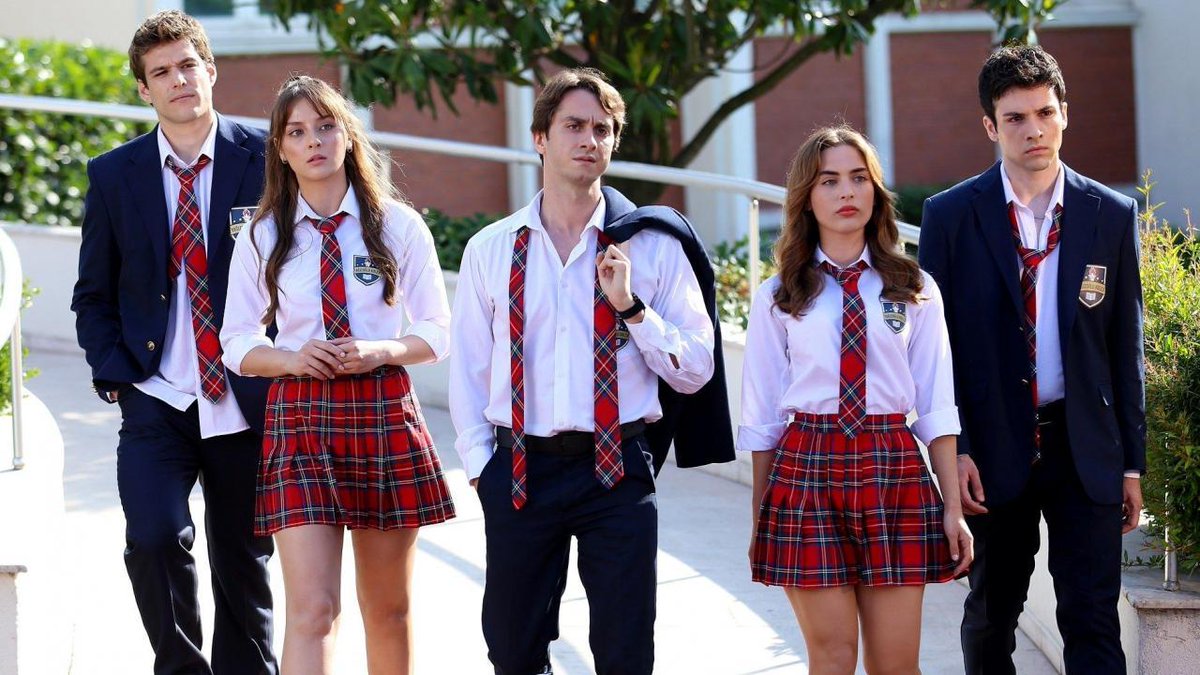 FOX'ta izleyicilerle buluşacak olan, NTC Medya'nın yeni projesi #Tozluyaka'nın ilk bölüm çekimleri devam ediyor. Dizi, iki farklı dünyaya ait gençlerin, aralarındaki sınıf farkına rağmen geliştirdikleri dostlukları ve umutlarını kaybetmeme hikayelerini konu alıyor. #dizifilmcom