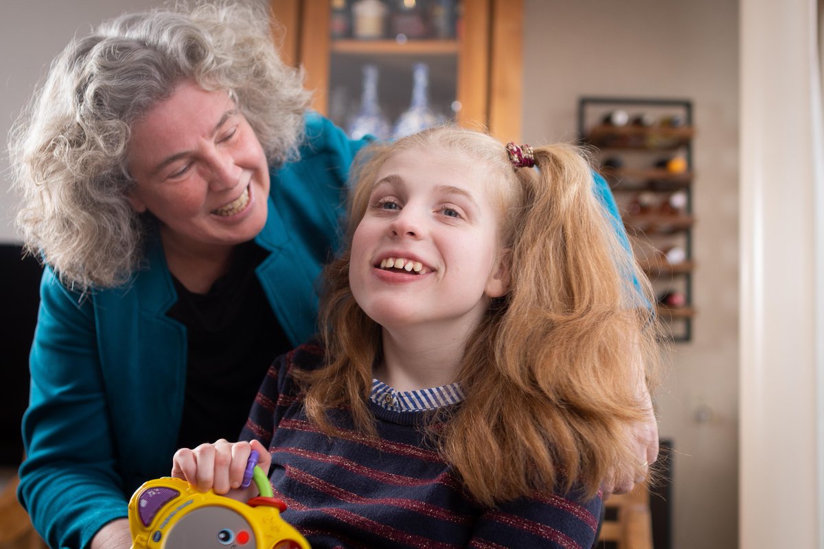 Sterre (21) kan niet praten, lopen of huilen, fysiek en cognitief is ze een meisje van bijna één. Stichting Energy4All helpt bij onderzoek naar energiestofwisselingsziekten dlvr.it/SS5rSR