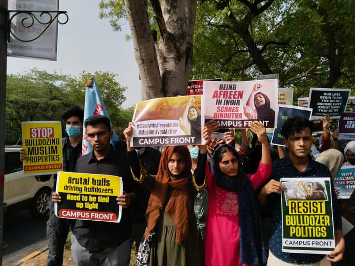 Mubarak16461286's tweet photo. Campus Front of India members participated in joint Protest against state oppression in front of Up bhavan, Protesters got detained by Delhi police.
#ResistStateOppression
#CampusFront https://t.co/BtW5uTn13T https://t.co/x7whQVdEpD