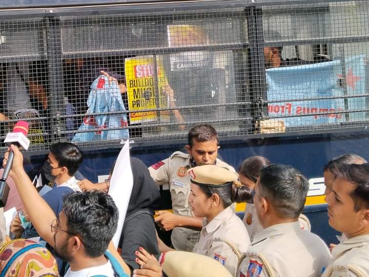 FayazSulthan2's tweet photo. Campus Front of India members participated in joint Protest against state oppression in front of Up bhavan, Protesters got detained by Delhi police.
#ResistStateOppression
#CampusFront https://t.co/WzUFbjsvHF