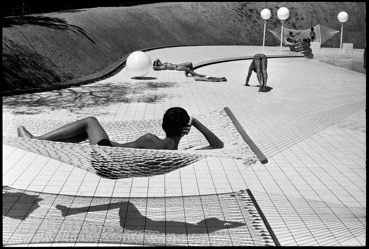 To mark the 40th anniversary of paid vacations in France, Martine Franck was commissioned in 1976 to do a survey of the French 'en vacances' – "I wanted to express what the holidays were without proving anything": bit.ly/3twdiZE

© Martine Franck / Magnum Photos