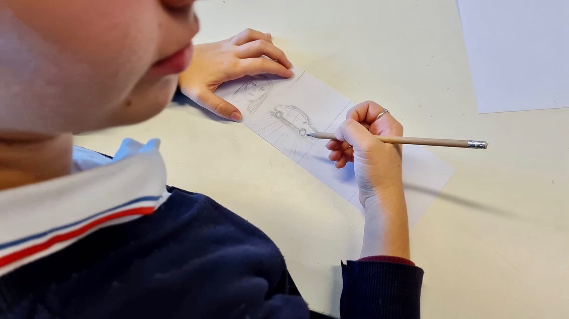 LyceeMontevideo's tweet photo. 💥Le passage de l'auteur de #BD #TROUBS par l'école a laissé une empreinte précieuse sur nos élèves, qui ont pleinement profité de ses conférences et ateliers, puis ont capté sur papier les ressources et les apprentissages de l'illustrateur.
Merci !💫🎨✍🏼 Cc @aefeinfo https://t.co/DW2BC9ZwKx