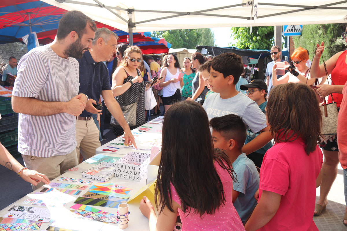 🛍️ Ahir diumenge, els grups de 5è A i B de l'escola Rosa Oriol van vendre al Mercat setmanal els productes de les seves respectives cooperatives escolars creades en el marc del projecte #CuEmE, Cultura emprenedora a l'escola, de la <a href="/diba/">Diputació de Barcelona</a>.
ℹ llam.cat/vendacueme
#LliçàdAmunt
