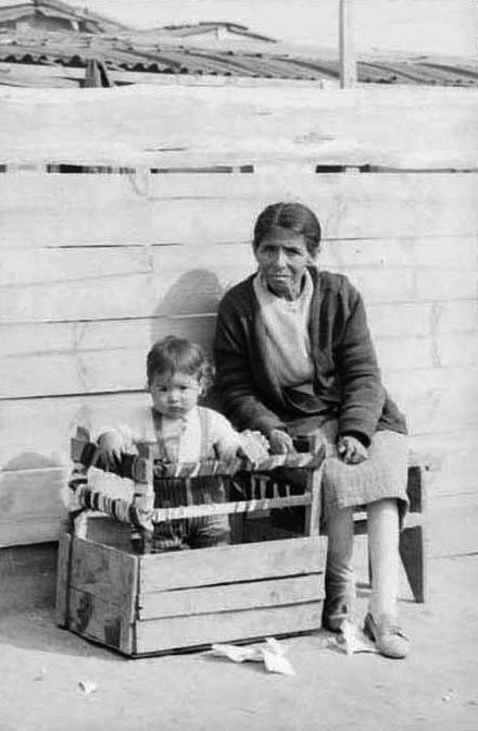 ChasGerretsen's tweet photo. Chillán, agosto de 1974, una población cercana
foto: © ChasGerretsen 1974 
un cajón 
#chile1974 #photojournalism #fotoperiodismo #ChasGerretsen #chillan #poblacion #nederlandsfotomuseum #Chillán #Cajón https://t.co/vj1XMq21KD