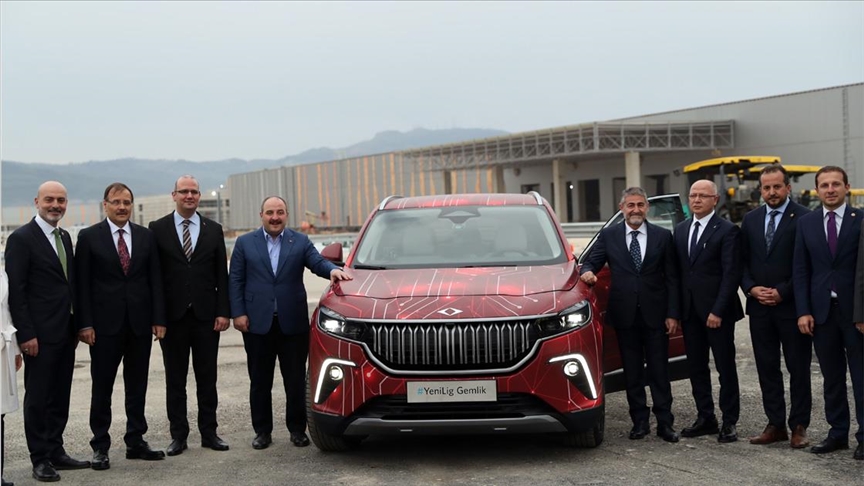 BBozkurtu's tweet photo. Millet açlıkla, sefaletle ve geçim sıkıntısı ile uğraşırken @Akparti  vekiller yeni çıkacak olan TOGG aracı almak için sıraya girmişler. Ne diyeyim Allah bu milletin yardımcısı olsun. https://t.co/7MZpuTOGaw