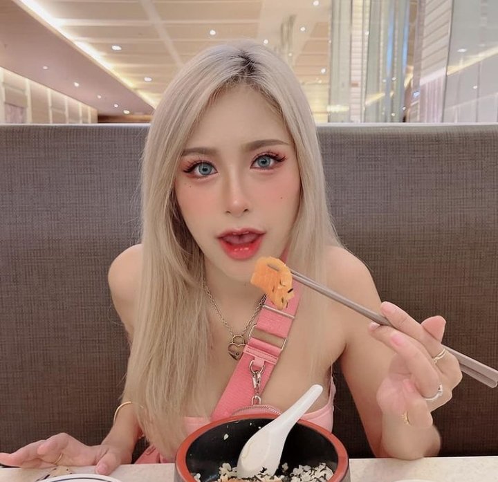 SEXIEWH's tweet photo. baru makan malaaam😤
disuruh lembur sama si bos, tapi gpp lah yaaa ditraktir makan mahal juga😋 https://t.co/gICISbO4iv