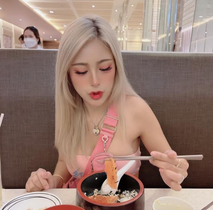 SEXIEWH's tweet photo. baru makan malaaam😤
disuruh lembur sama si bos, tapi gpp lah yaaa ditraktir makan mahal juga😋 https://t.co/gICISbO4iv