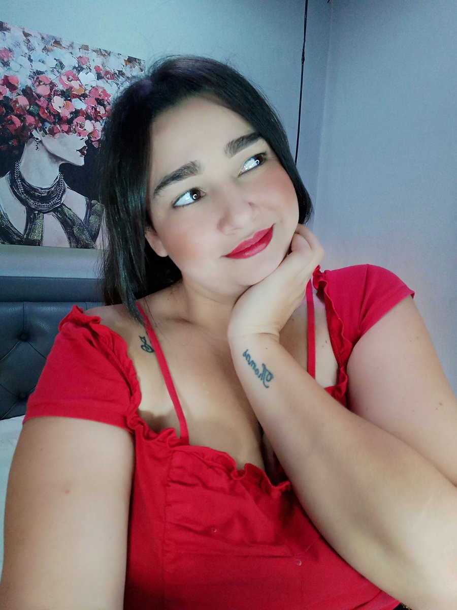IvannaFerrero's tweet photo. Online right now babys 😘 #bongacam #camsoda #model https://t.co/d4P93FhIm4