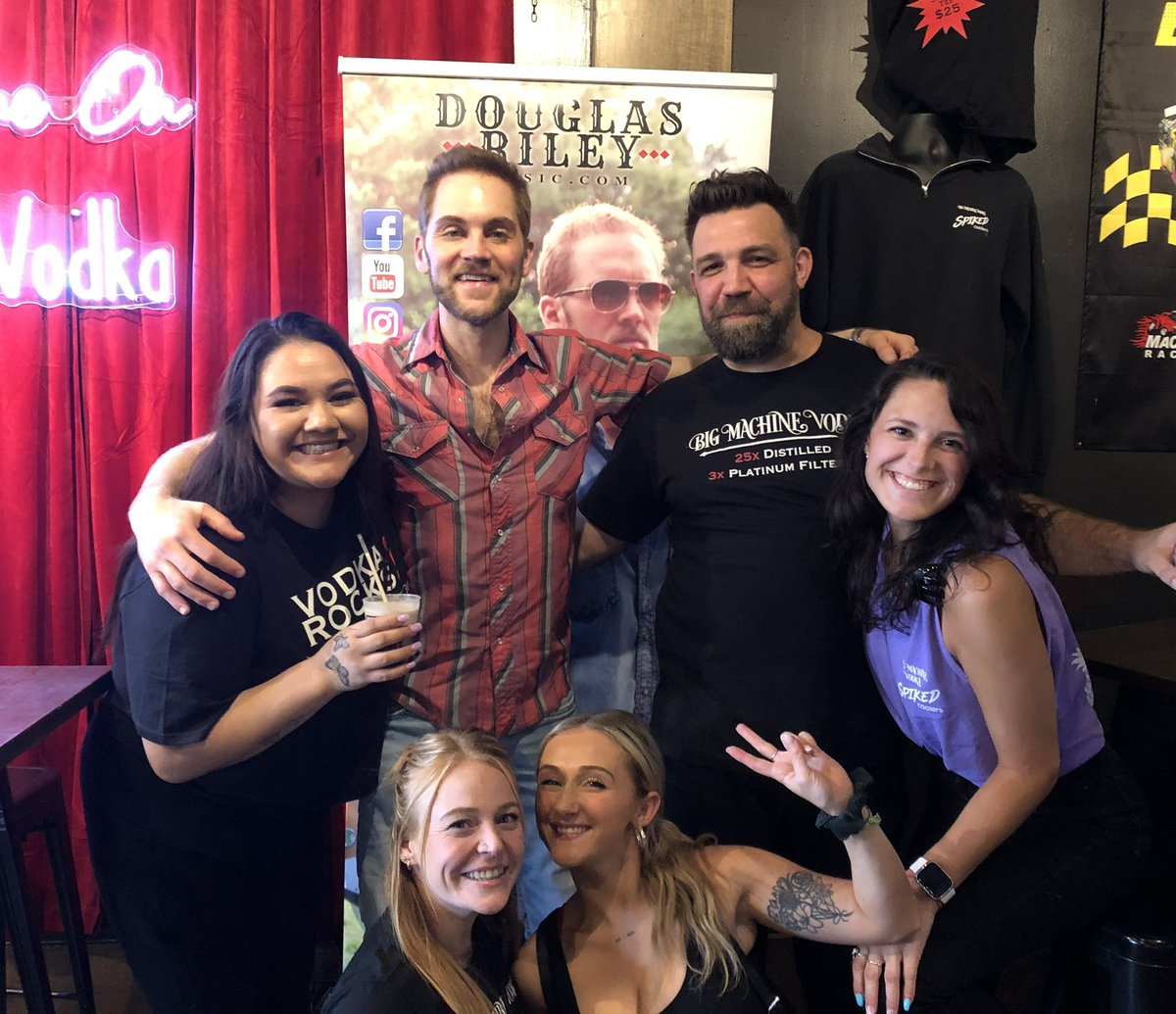 DouglasRiley302's tweet photo. That’s a wrap for CMA Fest 2022🎉😁🎸 Thank you all for an unforgettable week…until next year🙏🇺🇸🤠 #douglasriley #douglasrileymusic #nashville #singersongwriter #countrymusic #countrylife #livemusic #cmafest #downtownnashville #bigmachinevodka #bigmachinerecords #nashvegas https://t.co/QsjPTTUA0d