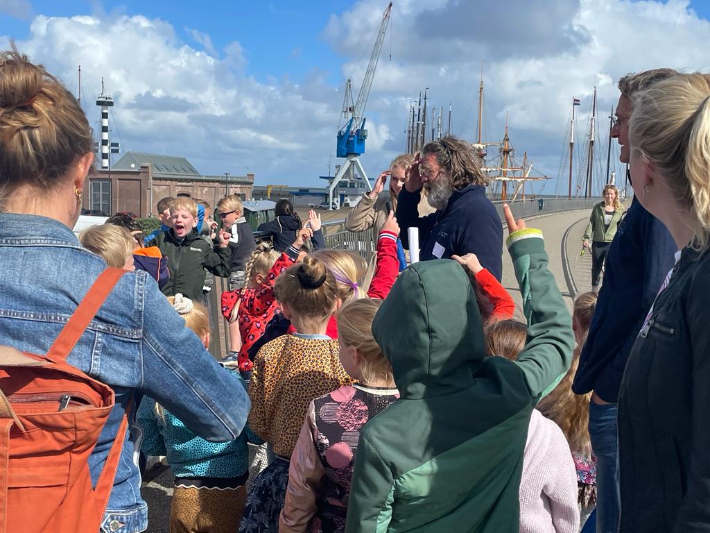 We ontvangen deze week 650 basisschoolleerlingen op onze keermuur. Tot 20 juni is het namelijk Sail In Zicht in Harlingen. Dan moet je natuurlijk even testen hoe sterk de keermuur is! 💪

#sailinzicht #harlingen #drogevoeten #hoesterkisdiemuur