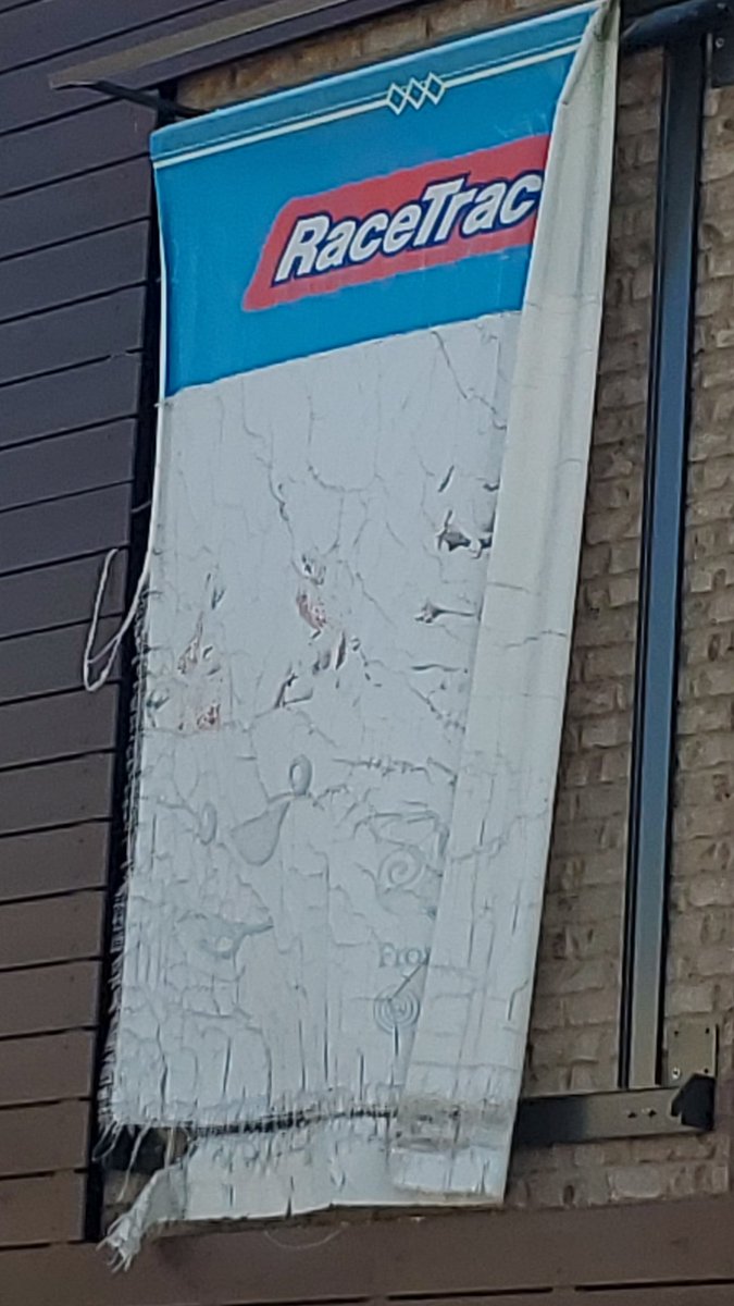 billbamph's tweet photo. @RaceTrac keeping its stores nice and maintained i see! https://t.co/5BIpsigtCQ