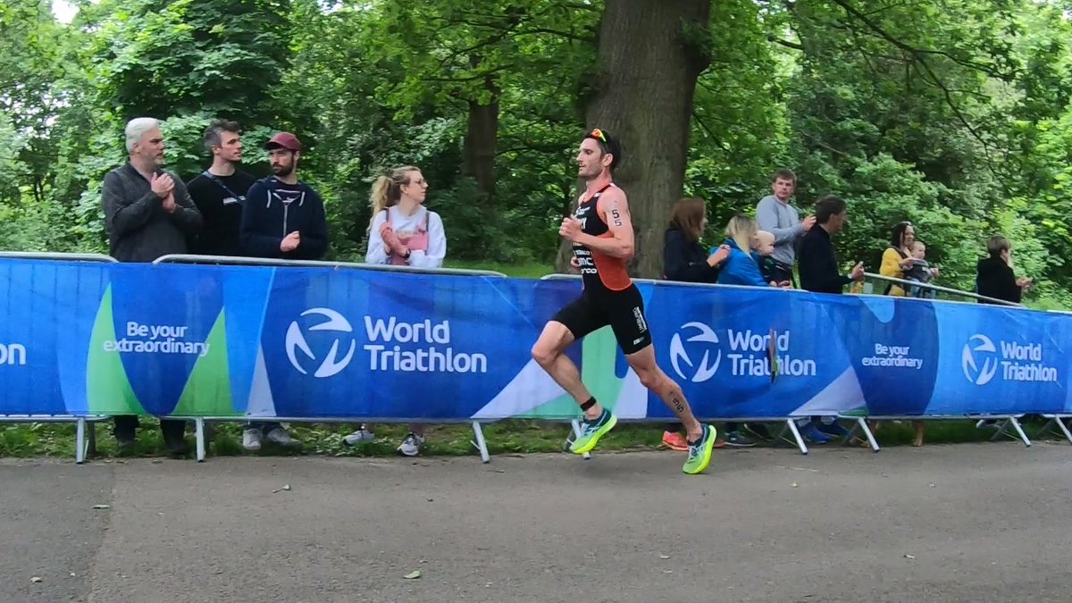 Awesome to see this chap back racing again after the 2021 he has had. Welcome back to entertaining the crows Mr Murray. Where was the visor ?!? 😂  <a href="/RD_murray/">Richard Murray</a> #wtsleeds #triathlon #leedswts