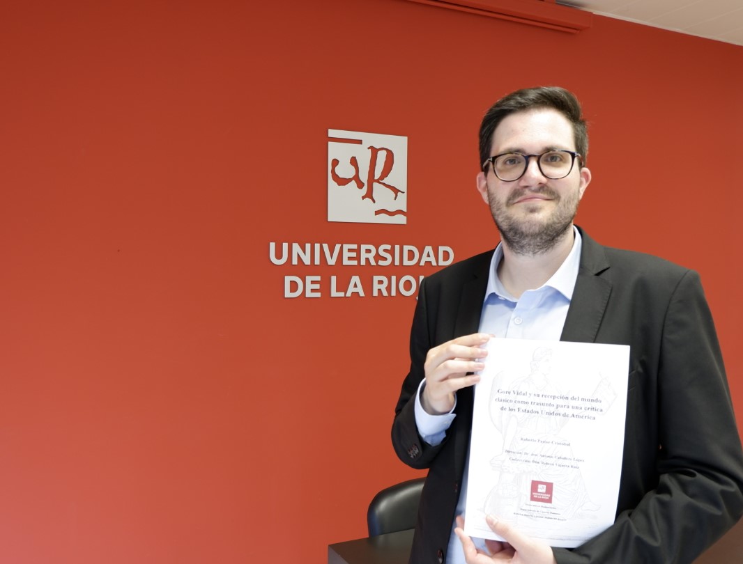 Roberto Pastor Cristóbal #doctorUR con una tesis sobre Gore Vidal y su recepción del mundo clásico como crítica a los EE UU.

¡Enhorabuena, Roberto 👏👏👏👏!

ℹ️ my.mtr.cool/wcswegdibf
