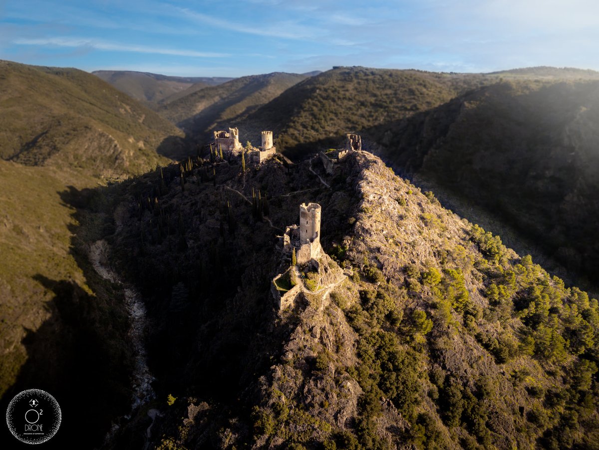 Carcassonnais's tweet photo. 😎🚶♀️🚶Rien de tel qu'un bon bol d'air pour finir la journée : Les quatre Châteaux de Lastours en Montagne Noire Audoise ♥
Photo O² DRONE Aude
#lastours #montagnenoire #aude #sitespayscathare #audetourisme #occitanie #chateau #naturelover #naturephoto #patrimoine https://t.co/J22DZr9PNo