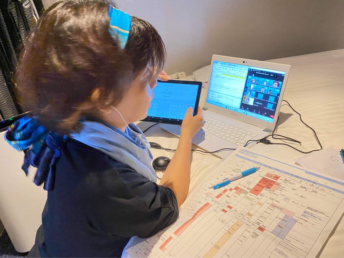 Amelias_Today's tweet image. 昨日開催された高校生向けプログラムの配信の裏側をお見せします🫣💙
ハウリングしないようにホテルの部屋の各所からログインするメンバー💻✨
明日はいよいよはじめての起業プログラムがスタートです🙌🏻
#ImAmelias #ワタシの夢中 #thinkcrazy