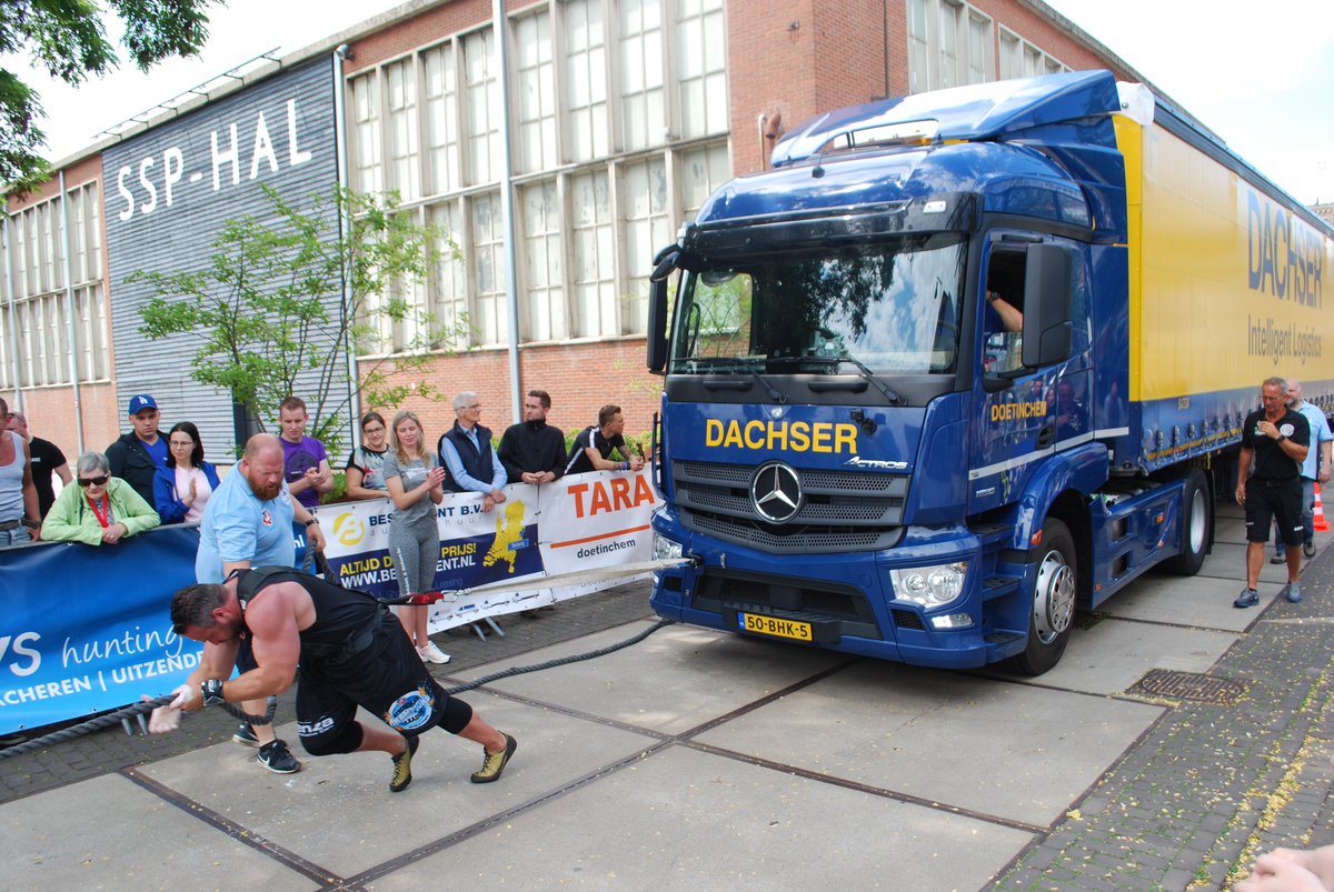 Op zaterdag 18 juni 2022 komen de allersterkste mannen ter wereld naar Doetinchem waar ze het tegen elkaar opnemen in de <a href="/StrongmanCL/">SCL</a> Holland. DACHSER sponsort voor de vijfde keer het traditionele onderdeel 'truckpulling': dachser.nl/nl/mediaroom/D… 

#DeSterksteMan
