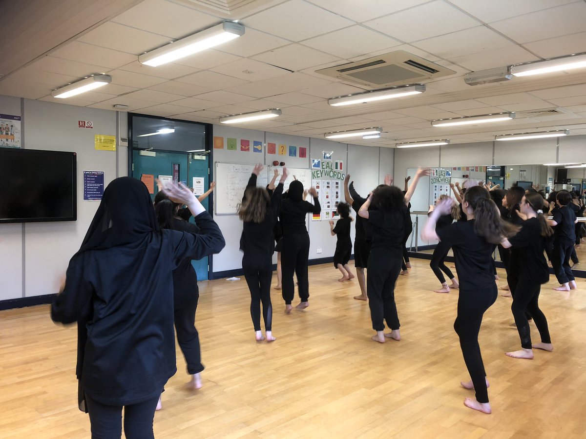 ChsOracy's tweet image. Not only is it our #Pride festival this week 🌈 but we’re rehearsing for our @great_together @JoCoxFoundation - THIS IS SO EXCITING #LetsGetBackTogether #MoreInCommon 🐝 @chorltonhigh @ChorltonHighLib