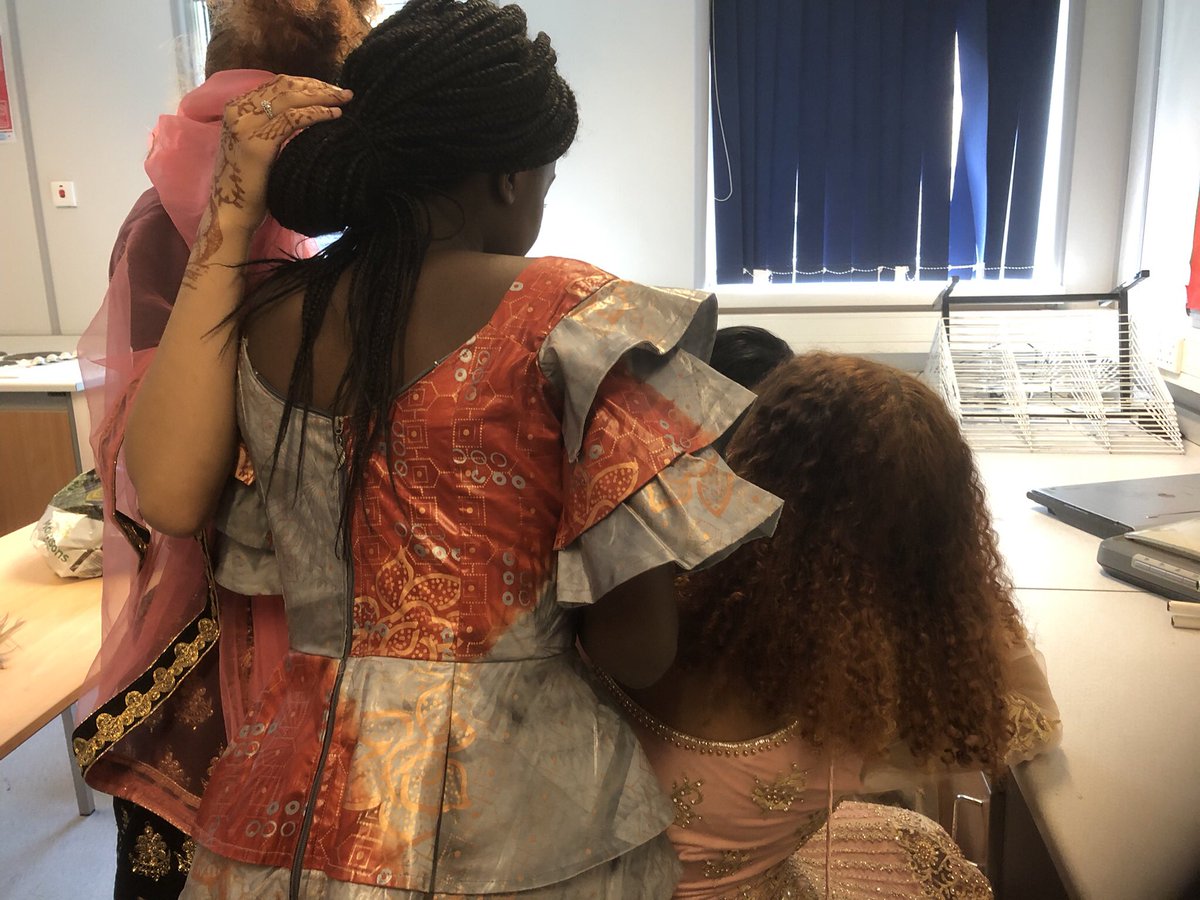 ChsOracy's tweet image. Not only is it our #Pride festival this week 🌈 but we’re rehearsing for our @great_together @JoCoxFoundation - THIS IS SO EXCITING #LetsGetBackTogether #MoreInCommon 🐝 @chorltonhigh @ChorltonHighLib