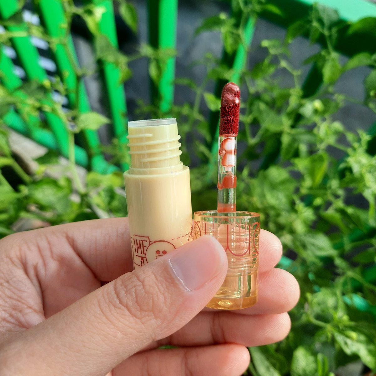 Happiestmurni's tweet photo. #NewInStash kali ini dimeriahkan oleh Rom&nd pertamaku!🌻🪴
Rom&nd x Line Friends Juicy lasting tint mini🥰 Aku pilih shade nomor 13 Eat Dotori, warnanya cantik banget kayak brick reddish brown trs aku lihat ada hint oranye dikit..
Belinya PO kemarin di mbak @brick_velvet ❤️❤️ https://t.co/ex8ShVlwZg