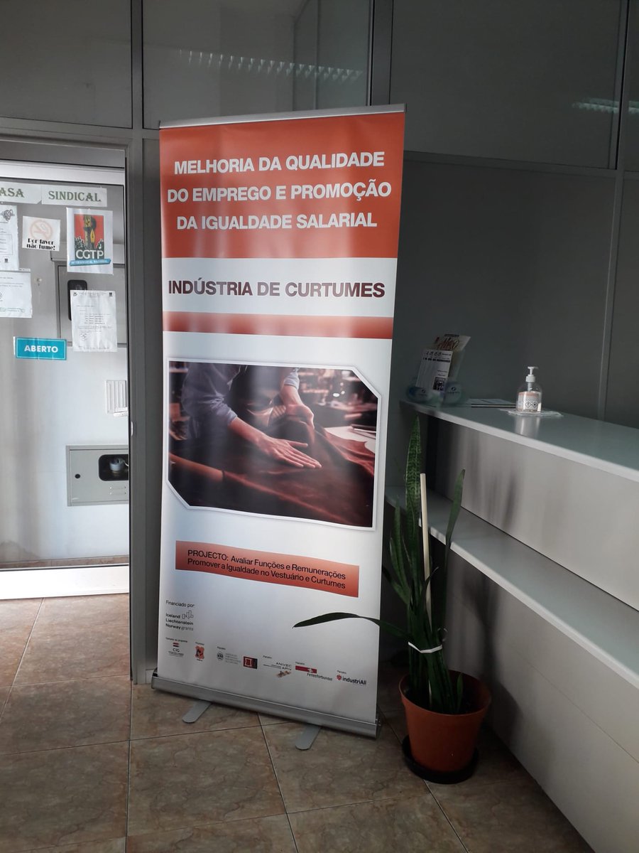 fesete's tweet photo. Divulgação do Roll-Up dos Curtumes nas instalações da Casa Sindical do Sindicato dos Trabalhadores do Sector Têxtil do Distrito de Aveiro, em S. João da Madeira https://t.co/WnZ2ZvQgZv