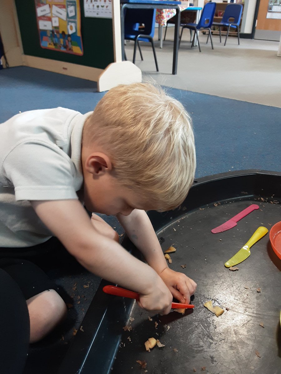 gcpfs1's tweet photo. Today at Waddles nursery we have been reading Olivers Vegetables. We learnt where vegetables come from and that chips come from potatoes. This afternoon we've been having a go at scrubbing, peeling and chopping potatoes to make our own chips. #gcppd #gcpreading @PrimaryGreat https://t.co/LGJzC6q8Wy