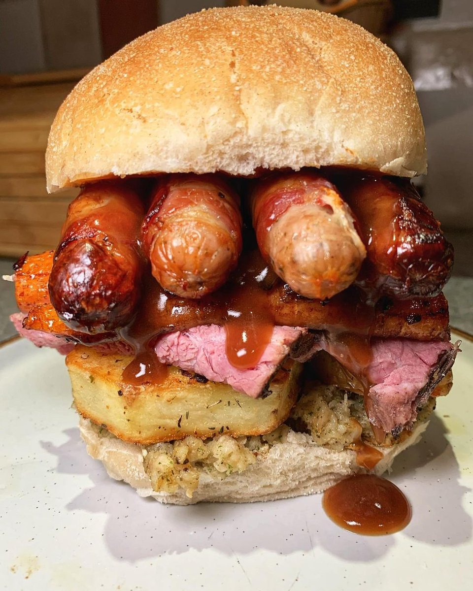 ladbible's tweet photo. Sunday roast leftover butty, get in my belly 👌

📸 IG: beauty_of_the_feast https://t.co/TYDe5XTdV3