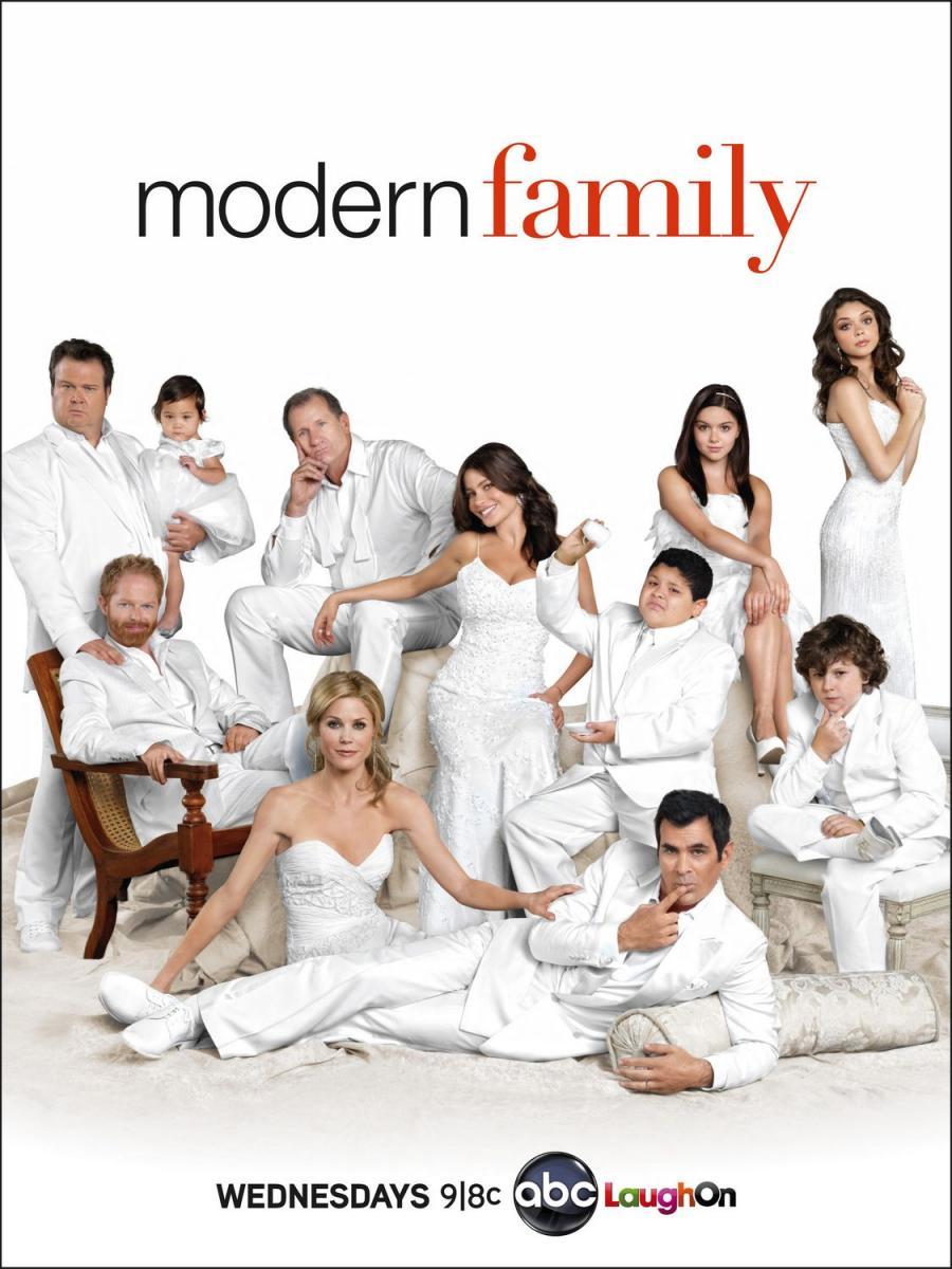 CinefiloAdicto_'s tweet photo. MODERN FAMILY: 11T
Claire y Phil, dos padres que no se ponen de acuerdo en la manera de educar a sus hijos. Jay vive su matrimonio con Gloria y Mitchell y Cameron son una colorida pareja homosexual que acaba de adoptar una niña vietnamita. #Netflix
#COMÈDIA/#FALSODOCUMENTAL https://t.co/V96DrTSb4j