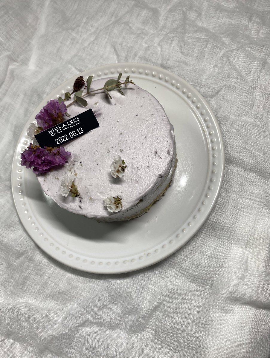 kou_112404's tweet photo. 遅くなったけど、、
姉作のBTSセンイルケーキ🎂✨
おめでとうバンタン💜
#BTS9thAnniversary
#9YearsOfSpringWithBTS
#9YearsWithBTS
#BTS #방탄소년단 @BTS_twt https://t.co/7Ei5aJU1uM