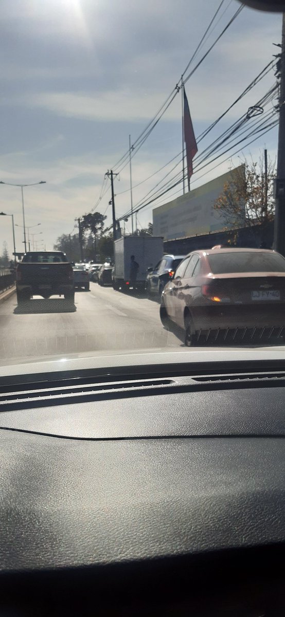 Gattsou's tweet photo. @MuniLaPintana @Lapintanahoy @ClaudiaPizarro Favor más control vehicular, no se puede transitar, nadie respeta la señalización de tránsito, y se estacionan en la ciclovía. (sector colegio Hunneus, 31 Sta. Rosa) https://t.co/VtO2AqfKPP