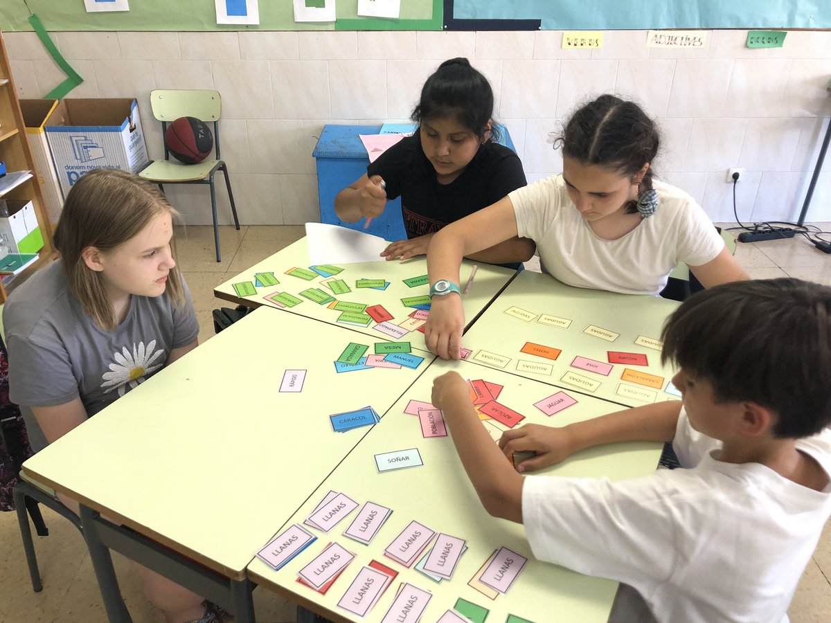 FernandoBoillos's tweet photo. Aprendemos categorías gramaticales y tipos de palabras a través de juego 🎲 El aprendizaje lúdico se trata de un lugar de expresión, creatividad, imaginación, liberación, descubrimiento, exploración, conocimiento… 🔝🔝🔝 https://t.co/WWScPguiVf