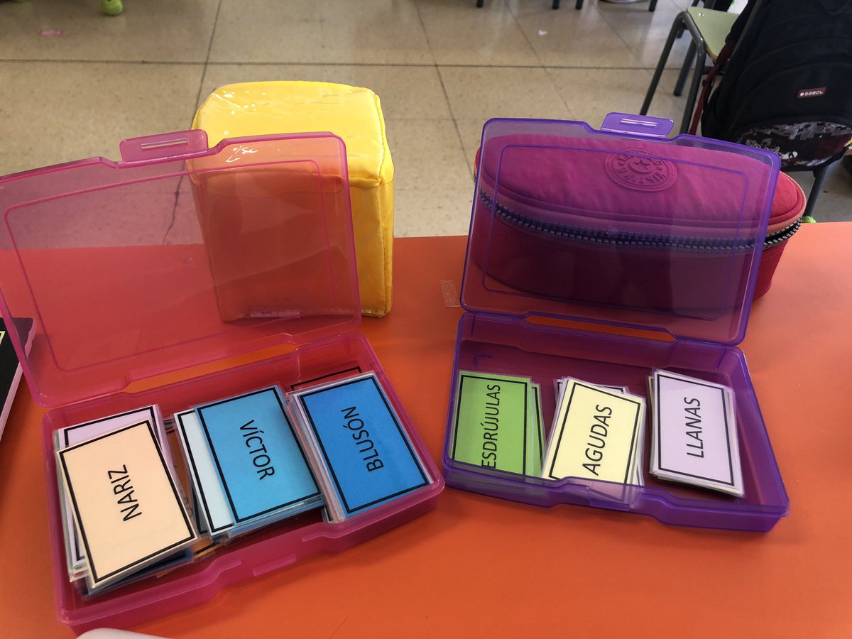 FernandoBoillos's tweet photo. Aprendemos categorías gramaticales y tipos de palabras a través de juego 🎲 El aprendizaje lúdico se trata de un lugar de expresión, creatividad, imaginación, liberación, descubrimiento, exploración, conocimiento… 🔝🔝🔝 https://t.co/WWScPguiVf