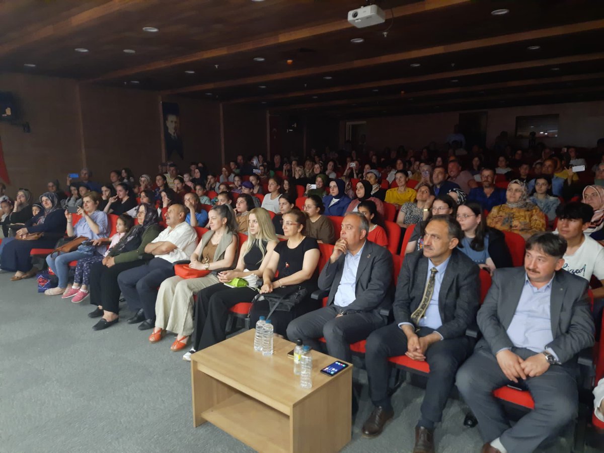MilliBorcka's tweet photo. İlçemiz Cumhuriyet Ortaokulunun 13.06.2022 Pazartesi günü "Alice Harikalar Diyarında " Müzikal Tiyatro gösterimine Belediye Başkanı Ercan Orhan, İlçe Milli Eğitim Müdürü Bayram Bakır, Şube Müdürü Halil Soyer, veli ve öğrenciler katıldılar.
 @Borckakaymaka 
@MilliBorcka
@BBakir53 https://t.co/Wz9K8tuuHN