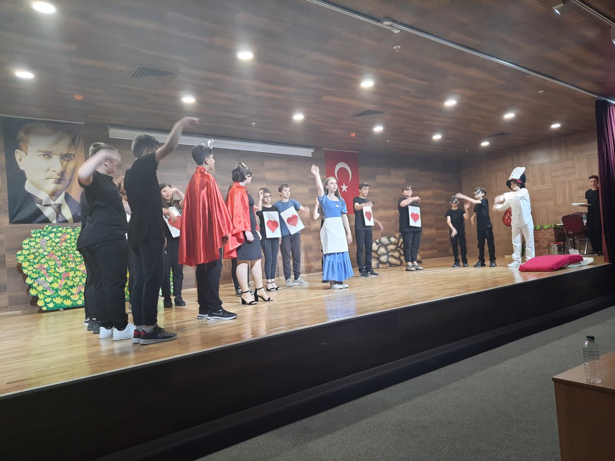 MilliBorcka's tweet photo. İlçemiz Cumhuriyet Ortaokulunun 13.06.2022 Pazartesi günü "Alice Harikalar Diyarında " Müzikal Tiyatro gösterimine Belediye Başkanı Ercan Orhan, İlçe Milli Eğitim Müdürü Bayram Bakır, Şube Müdürü Halil Soyer, veli ve öğrenciler katıldılar.
 @Borckakaymaka 
@MilliBorcka
@BBakir53 https://t.co/Wz9K8tuuHN