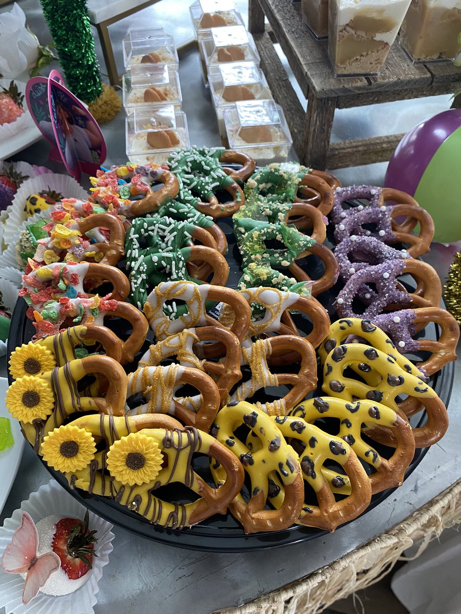 Btd_Sweets's tweet photo. An Encanto Luau Pt. 1 ✨🕯🏝 #Encanto #htx #pretzels #cakepops #strawberries #btdsweets https://t.co/0pMdmohYG1