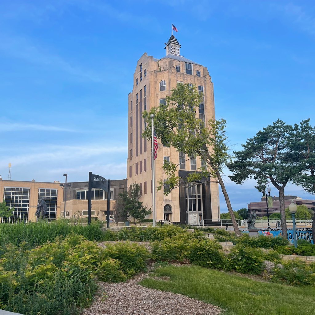 Sinnissippi's tweet photo. Fledge Watch - Day 1

It was a cool 59 degrees at 6am, but the high is expected to reach 92 degrees.

#fledgewatch #peregrinefalcon #rockford #illinois #statestreet #jessebarloga https://t.co/RL93s7RjUJ