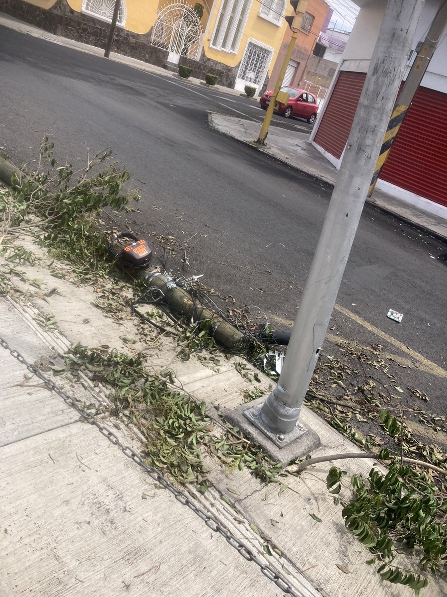 SteffaniaMoran's tweet photo. @PueblaAyto @CFEmx así estamos desde el día sábado y sin luz ya que no les intereso ni limpiar el desastre que dejo un trailer ni arreglar nuestra luz. Porfavor atiendan a los daños causados por dejar que transiten camiones en pleno centro histórico. https://t.co/KrdCbdVnmj