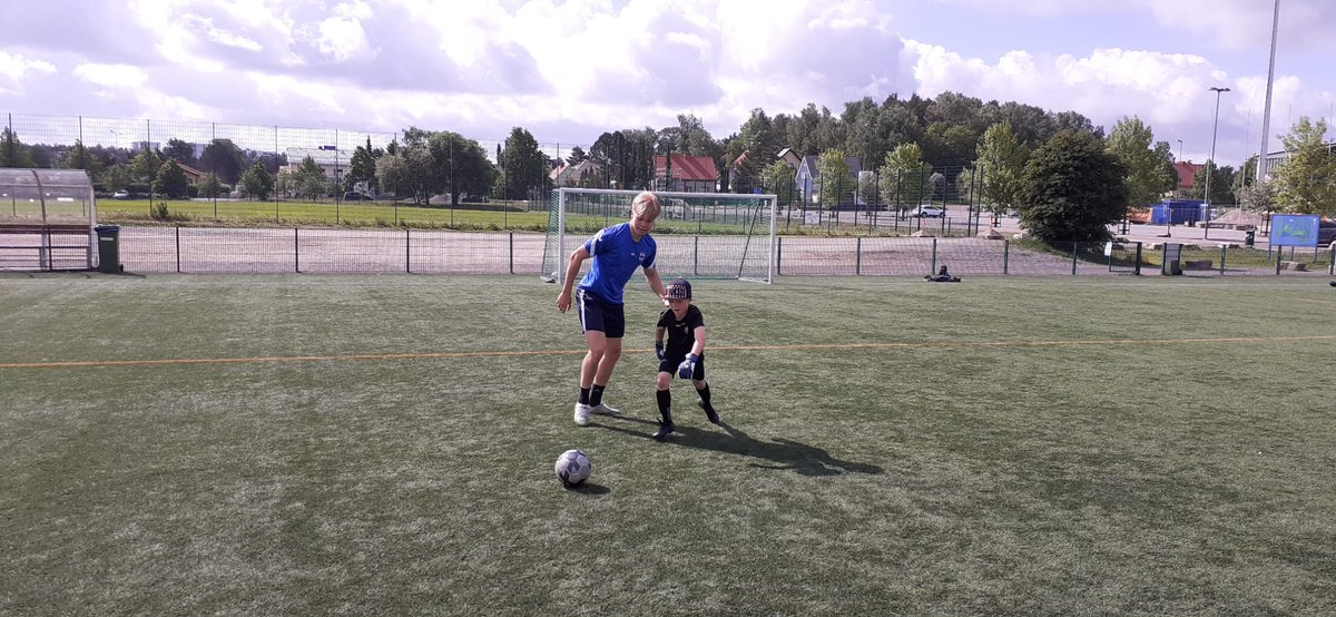 Mikä kunnia Nikolaksella ja Niklaksella päästä tänään treenaamaan Kim Suominen jr. Casperin kanssa. Pojat ällistelivät miten hurjan taitava ja energinen Casper onkaan⚽️ Kim varmasti katseli treenejä pilven reunalta❤ #fcgroningen#fcbologna#fctps
