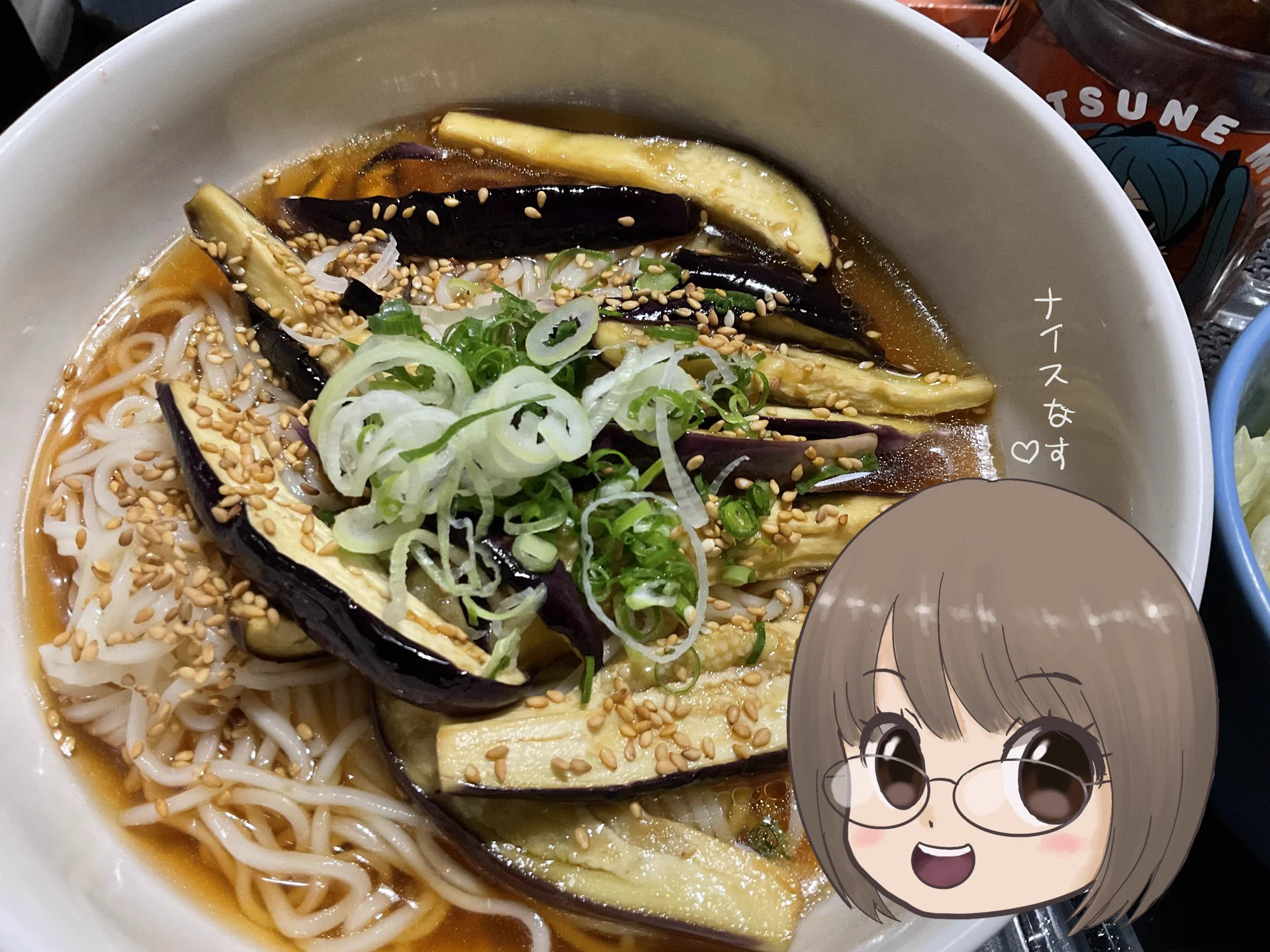 なすとそうめんの季節ですねー😃 ポン酢+鶏ガラ最高み
普段はそうめんよりひやむぎ派なんだけど 今度いいそうめん買ってきてみよかなー  