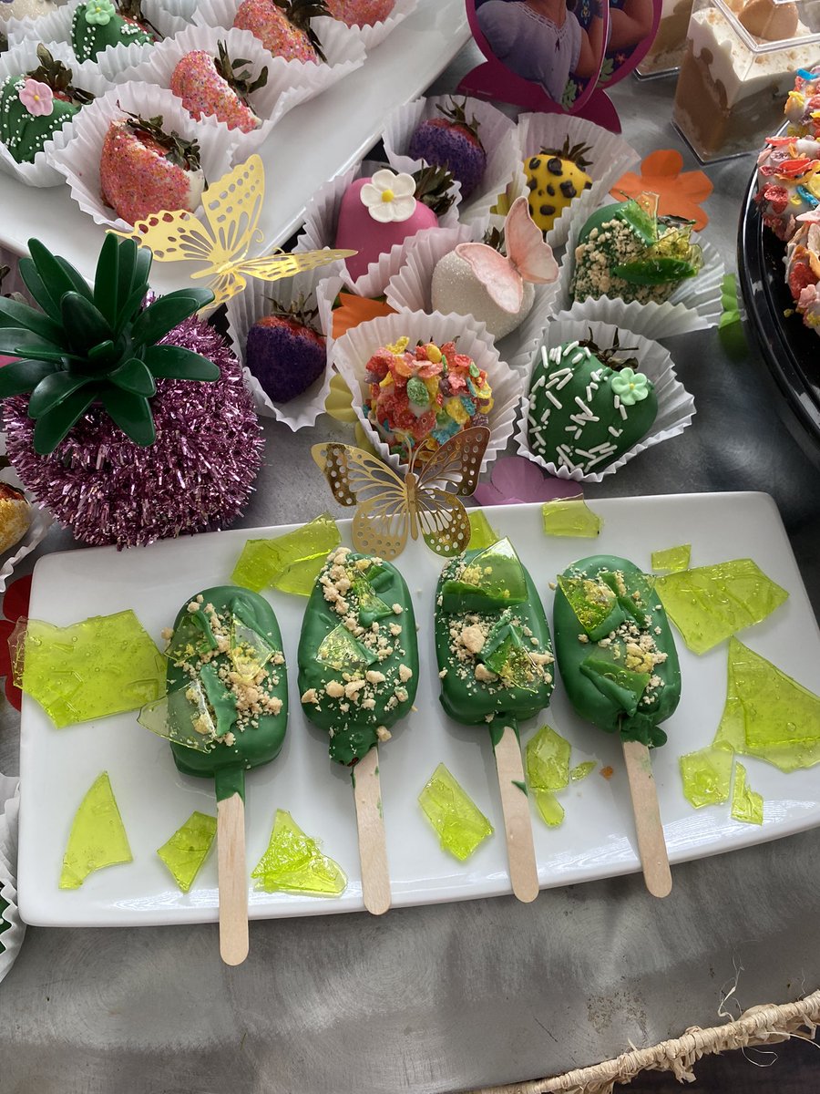 Btd_Sweets's tweet photo. An Encanto Luau Pt. 2 🏝🥥🎉✨ #oreotruffles #bananapudding #cakepops #EncantoMovie https://t.co/VQuTdZuqBq