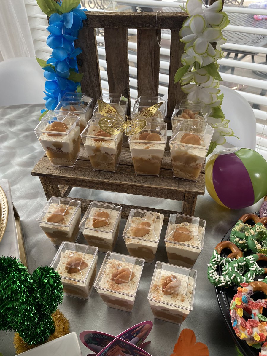 Btd_Sweets's tweet photo. An Encanto Luau Pt. 2 🏝🥥🎉✨ #oreotruffles #bananapudding #cakepops #EncantoMovie https://t.co/VQuTdZuqBq