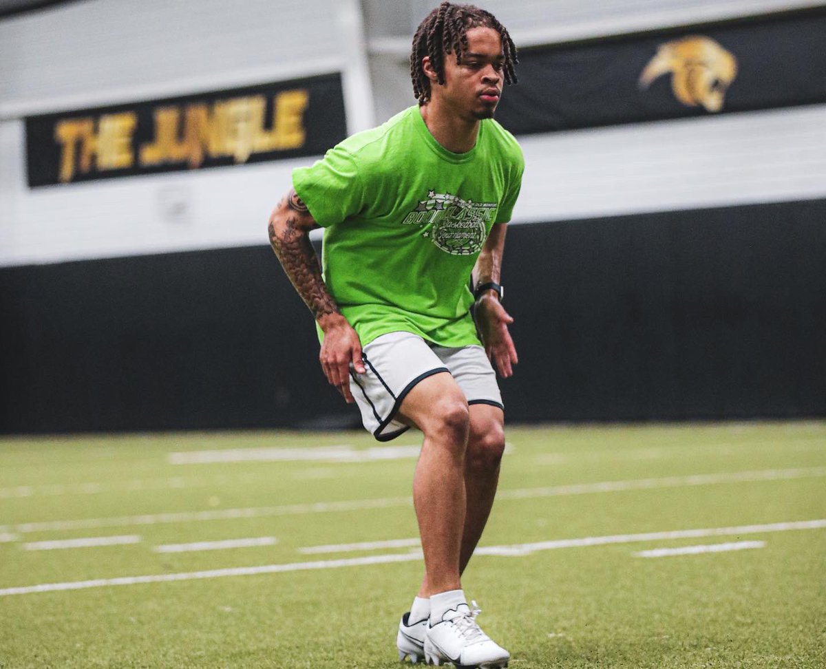 EliteGrindhard's tweet image. EAT or Starve Off-SZN  
@Rezz_11 @CoachMoore__ 

We locked in &amp;amp; we want it all iron sharpens iron come work today! 

Sign up today link in the bio ✅

 #dbu #defensiveback #dbworkout #linebacker #skillwork #lockdown #ncaa #txhsfb #grindhard #hsfb #Coach