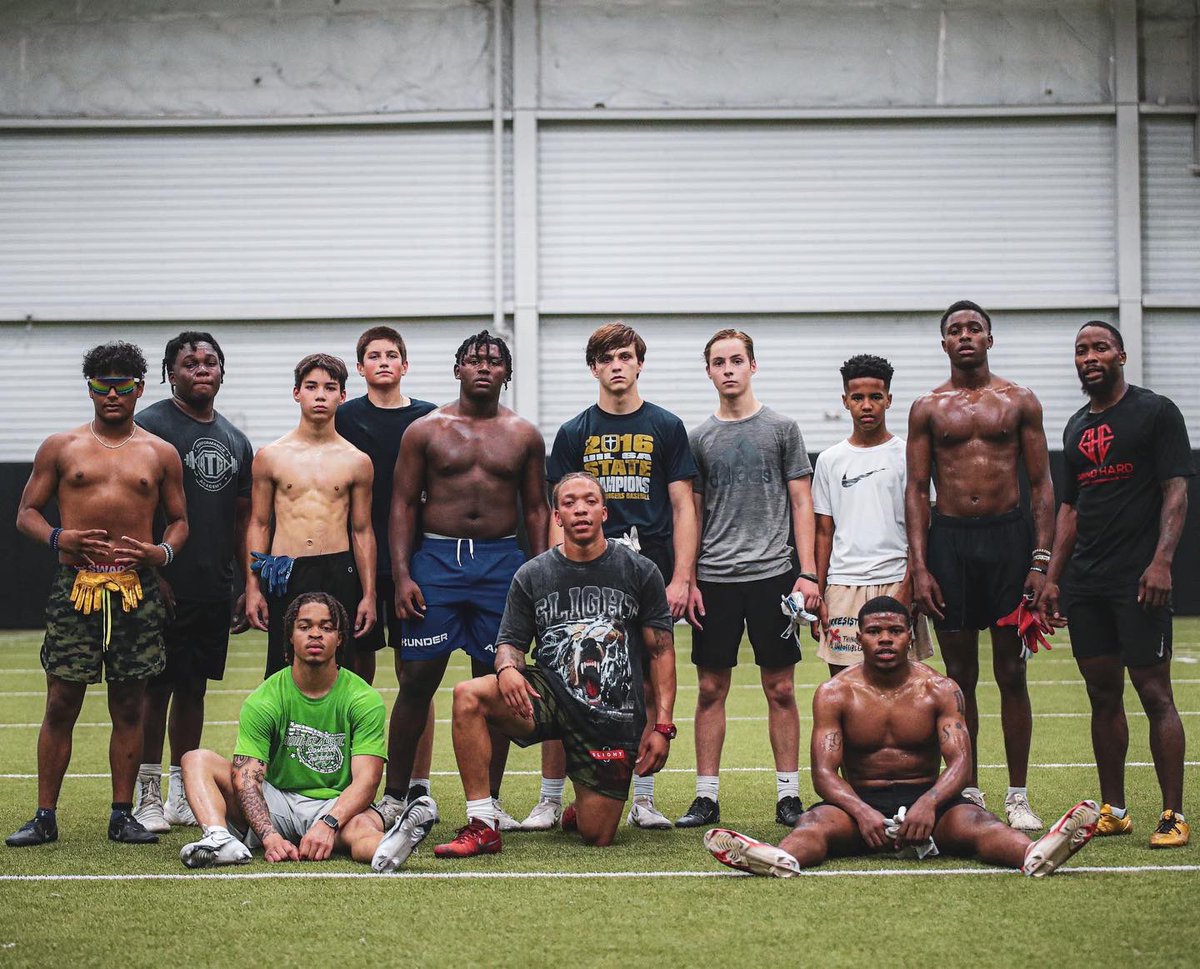 EliteGrindhard's tweet image. EAT or Starve Off-SZN  
@Rezz_11 @CoachMoore__ 

We locked in &amp;amp; we want it all iron sharpens iron come work today! 

Sign up today link in the bio ✅

 #dbu #defensiveback #dbworkout #linebacker #skillwork #lockdown #ncaa #txhsfb #grindhard #hsfb #Coach