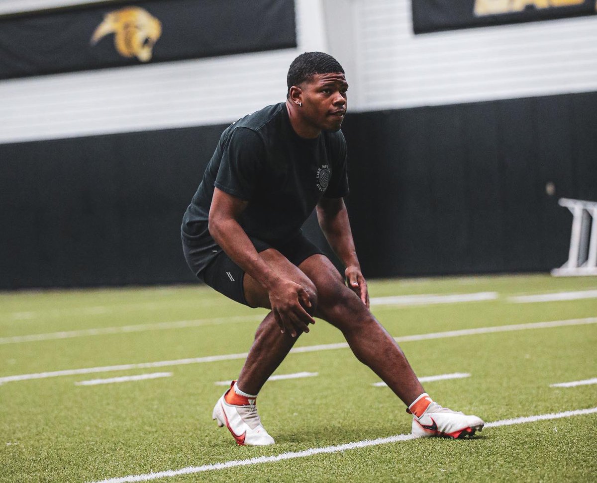 EliteGrindhard's tweet image. EAT or Starve Off-SZN  
@Rezz_11 @CoachMoore__ 

We locked in &amp;amp; we want it all iron sharpens iron come work today! 

Sign up today link in the bio ✅

 #dbu #defensiveback #dbworkout #linebacker #skillwork #lockdown #ncaa #txhsfb #grindhard #hsfb #Coach