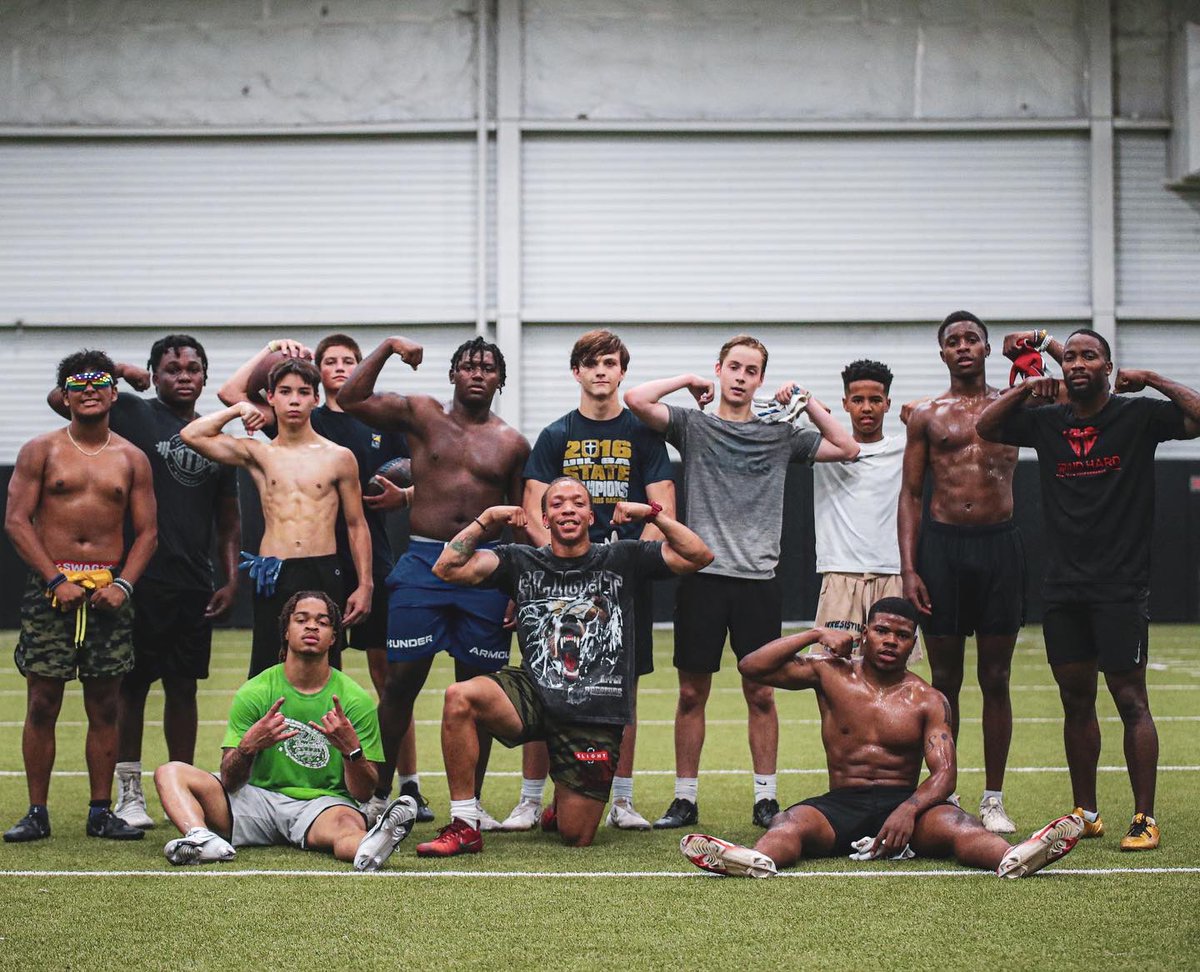 EliteGrindhard's tweet image. EAT or Starve Off-SZN  
@Rezz_11 @CoachMoore__ 

We locked in &amp;amp; we want it all iron sharpens iron come work today! 

Sign up today link in the bio ✅

 #dbu #defensiveback #dbworkout #linebacker #skillwork #lockdown #ncaa #txhsfb #grindhard #hsfb #Coach