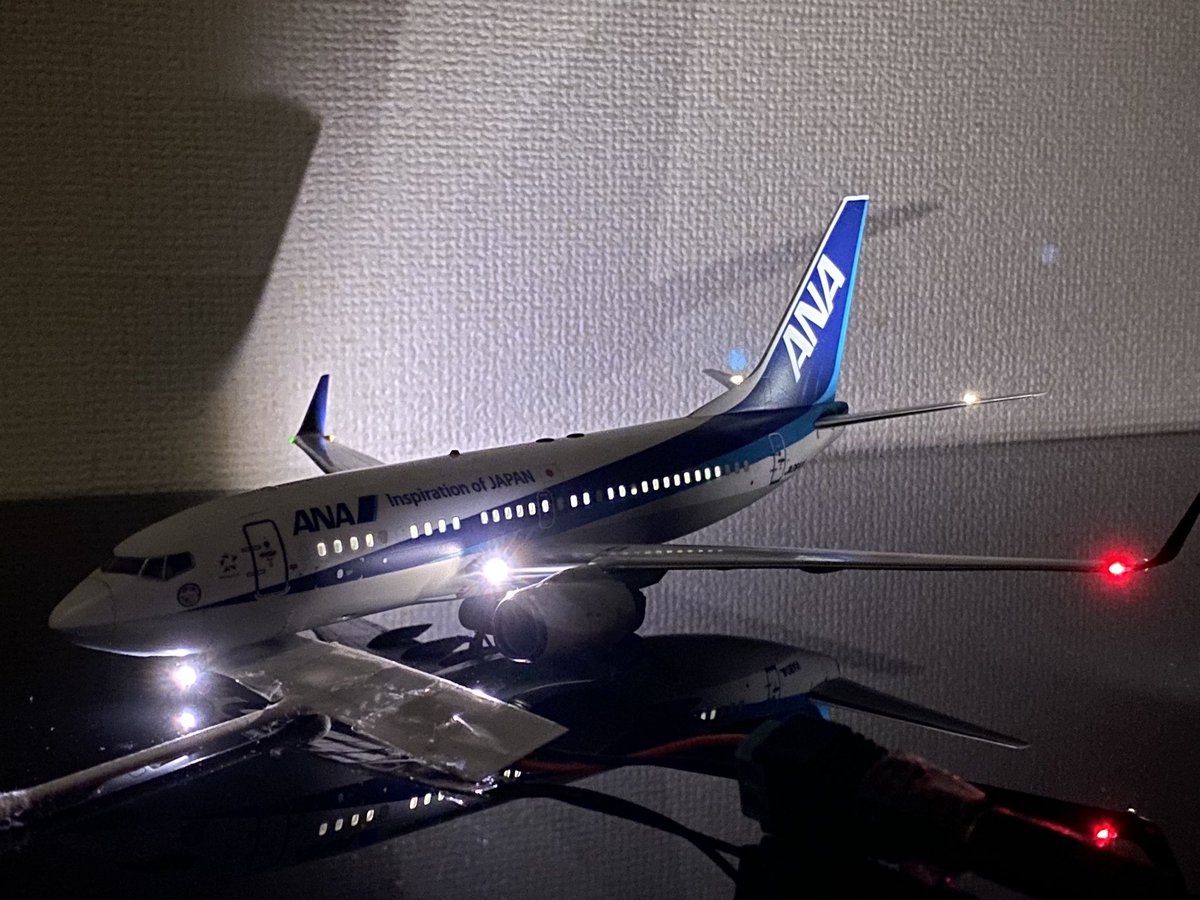 研ぎ出して半光沢の薄めたクリアーを吹いて、細かい部品をつけ始めました。
LEDの点灯も確認したところ一応大丈夫そうです。
＃旅客機プラモ