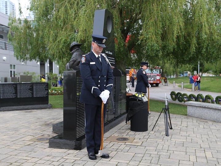 TorSunphoto21's tweet photo. Honouring the Fallen at Toronto Firefighter Memorial https://t.co/Tj9xDzmpKb… #TorontoFireService @Toronto_Fire #TPFFA @TPFFA #IAFF #torontofallenfirefightersmemorial in print online and e-edition - honouring all those who serve &amp; who have served, especially their families https://t.co/S0CAnP5mYi