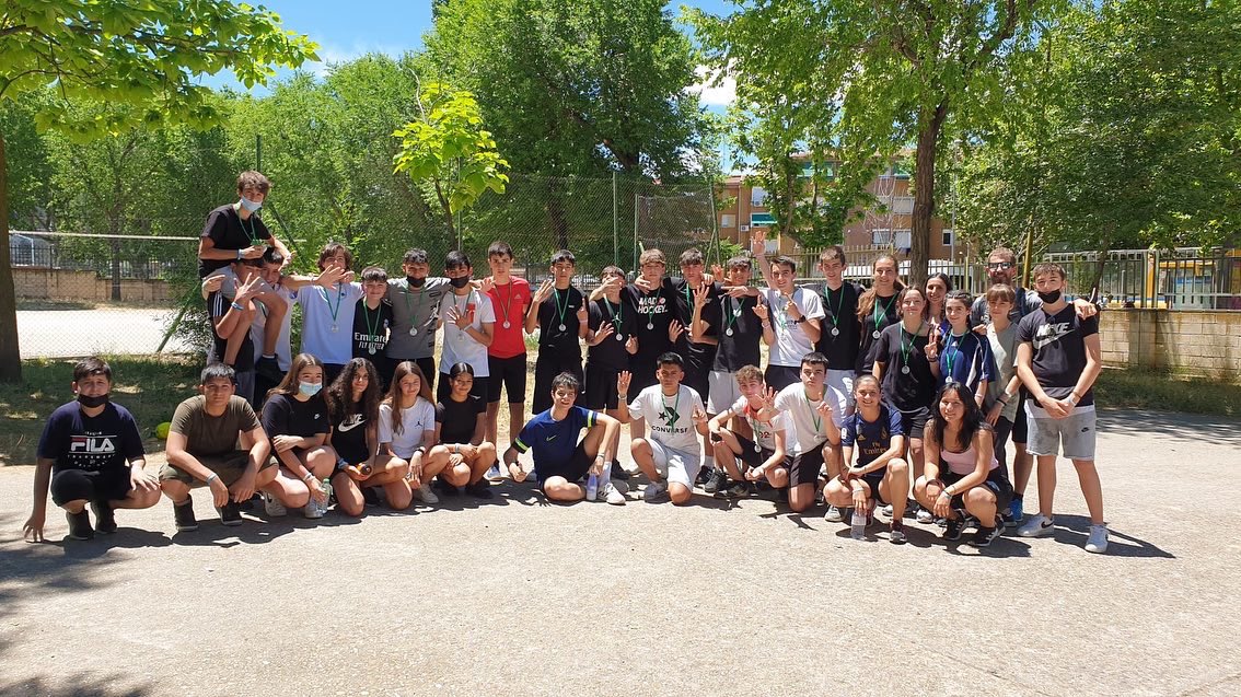 ijoaquinrodrigo's tweet photo. ¡El viernes participamos en las Olimpiadas del IES Carlos III como instituto invitado! ¡Y nos llevamos la victoria en fútbol y disfrutamos de una jornada deportiva y de intenso calor!#VolverAJugar #VolverASer #juegolimpio #deporte #joaquinrodriguismo https://t.co/G9cmE5wtnn