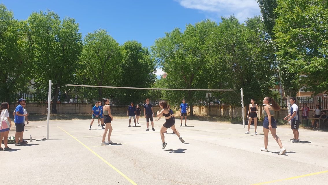 ijoaquinrodrigo's tweet photo. ¡El viernes participamos en las Olimpiadas del IES Carlos III como instituto invitado! ¡Y nos llevamos la victoria en fútbol y disfrutamos de una jornada deportiva y de intenso calor!#VolverAJugar #VolverASer #juegolimpio #deporte #joaquinrodriguismo https://t.co/G9cmE5wtnn