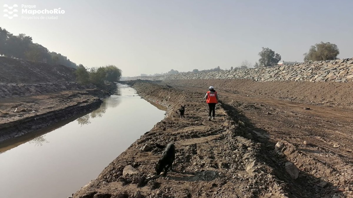 MapochoRio's tweet photo. #MapochoRio recorre casi 9 kilómetros a lo largo de la ribera sur del principal curso de agua de Santiago. La buena noticia es que el proyecto considera dos bajadas al río en #CerroNavia, permitiendo a sus visitantes volver a conectarse con el río y su entorno. https://t.co/RixO1vyzT4